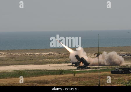 Un système de missile Patriot de forêt lors d'un tir de missiles de feu près de Capu Midia, Roumanie, Jun. 19, 2019 lors de l'exercice Shabla 19. Le système était exploité par des soldats avec 5e Bataillon, 7e Régiment d'artillerie de défense aérienne. Guardian 19 Sabre est un exercice co-dirigée par le Commandement de la Force Conjointe roumain et l'Europe de l'armée américaine, qui aura lieu du 3-24 juin à divers endroits en Bulgarie, Hongrie et Roumanie. Saber Guardian 19 est conçu pour améliorer l'intégration des forces de combat multinationales. Banque D'Images