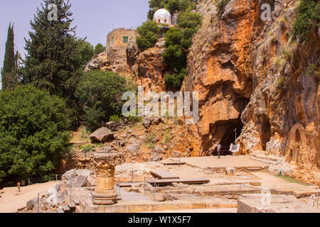 4 mai 2018 une colonne en pierre sculptée à l'emplacement de l'ancien de sanctuaires à Pan au le Banias jardins d'eau au bas de la montagne de l'Hermon dans le Nord Gola Banque D'Images