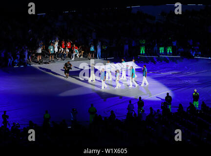 (190704) -- NAPLES, 4 juillet 2019 (Xinhua) -- un drapeau de la Fédération internationale du sport universitaire est accompagné lors de la cérémonie d'ouverture de la 30e Universiade d'été à Naples, Italie, le 3 juillet 2019. (Xinhua/Yuqi Shan) Banque D'Images