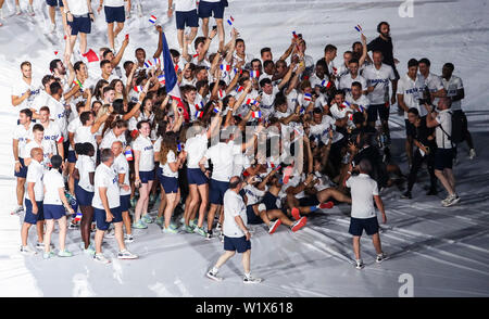 (190704) -- NAPLES, 4 juillet 2019 (Xinhua) -- Les membres de la délégation de la France pose pour des photos lors de la cérémonie d'ouverture de la 30e Universiade d'été à Naples, Italie, le 3 juillet 2019. (Xinhua/Yuqi Shan) Banque D'Images