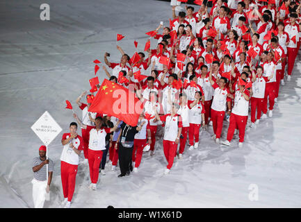 (190704) -- NAPLES, 4 juillet 2019 (Xinhua) -- Les membres de la délégation de la Chine mars lors de la cérémonie d'ouverture de la 30e Universiade d'été à Naples, Italie, le 3 juillet 2019. (Xinhua/Meng Yongmin) Banque D'Images