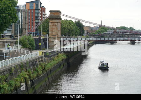 Glasgow, Royaume-Uni, 4 juillet 2019 : La police s'engage une recherche d'une personne à la suite des rapports d'un homme sautant dans la rivière Clyde du pont, Glasgow, Ecosse. Credit : Pawel Pietraszewski / Alamy Live News Banque D'Images