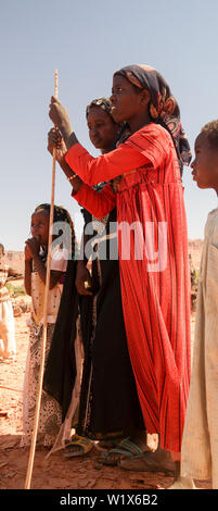 Portrait de Toubou, ou Tubu femme - 10 novembre 2018 Demi village à Fada, l'Ennedi, Tchad Banque D'Images