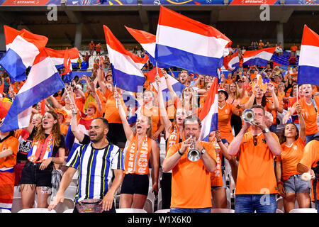 Lyon, France. 3 juillet, 2019. Les partisans de la Pays-Bas célèbrent après le match de demi-finale entre les Pays-Bas et la Suède à la 2019 Coupe du Monde féminine de la fifa à Stade de Lyon à Lyon, France, le 3 juillet 2019. Crédit : Chen Yichen/Xinhua/Alamy Live News Banque D'Images