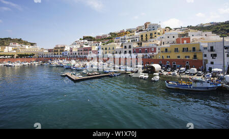 Ville de l'île de Ponza et port avant le lever du soleil. Italie Banque D'Images