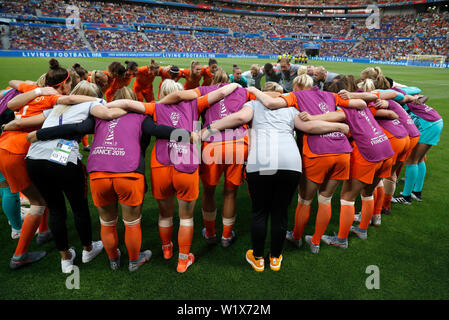 Lyon, France. 3 juillet, 2019. L'équipe de Pays-bas cheer avant le match de demi-finale entre les Pays-Bas et la Suède à la 2019 Coupe du Monde féminine de la fifa à Stade de Lyon à Lyon, France, le 3 juillet 2019. Credit : Ding Xu/Xinhua/Alamy Live News Banque D'Images