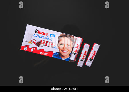Kinder chocolat sur le fond noir. Banque D'Images