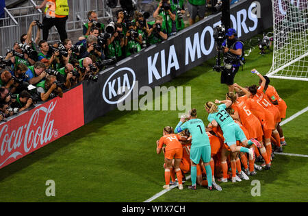 Lyon, France. 3 juillet, 2019. Les joueurs des Pays-Bas célèbrent après le match de demi-finale entre les Pays-Bas et la Suède à la 2019 Coupe du Monde féminine de la fifa à Stade de Lyon à Lyon, France, le 3 juillet 2019. Credit : Mao Siqian/Xinhua/Alamy Live News Banque D'Images