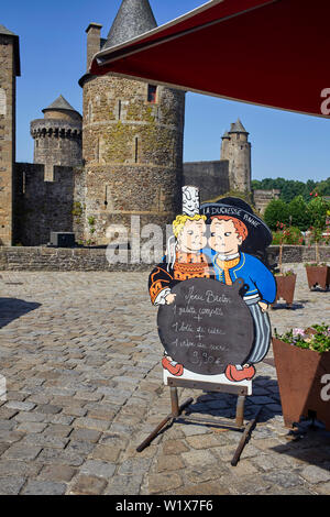 Menu Breton à l'extérieur d'un café au Château de Fougères, Bretagne, France Banque D'Images