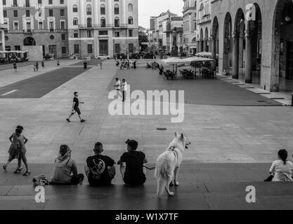 Circulation des personnes dans la Piazza della Vittoria, 13 juin 2019, Brescia, Italie Banque D'Images