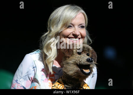 Carol Kirkwood, Hacker le chien, le tournoi de Wimbledon 2019, 2019 Allstar Crédit : photo library/Alamy Live News Banque D'Images