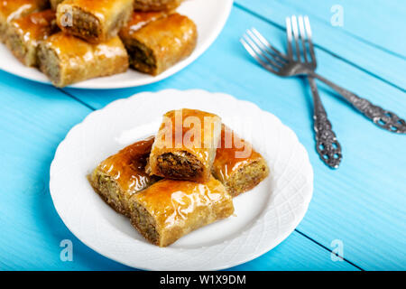 Baklava dessert turc avec sur fond de bois Banque D'Images