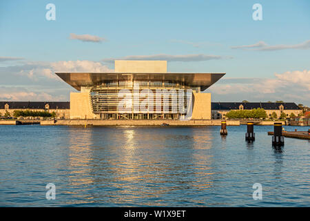 L'Opéra de Copenhague illuminée en lumière du soir sur le port de Copenhague Copenhague Danemark Christiania Europe Banque D'Images