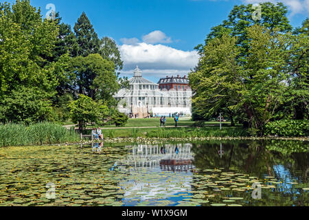 Le Jardin botanique de Copenhague (Botanisk ont) avec le palm house (Palmehuset) et étang dans Danemark Copenhague Voldgade Øster Banque D'Images