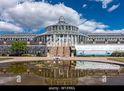 Le Jardin botanique de Copenhague (Botanisk ont) avec le palm house (Palmehuset) et étang dans Danemark Copenhague Voldgade Øster Banque D'Images