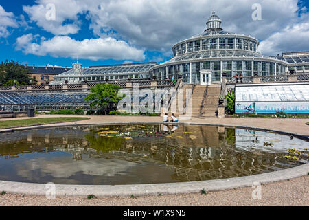 Le Jardin botanique de Copenhague (Botanisk ont) avec le palm house (Palmehuset) et étang dans Danemark Copenhague Voldgade Øster Banque D'Images