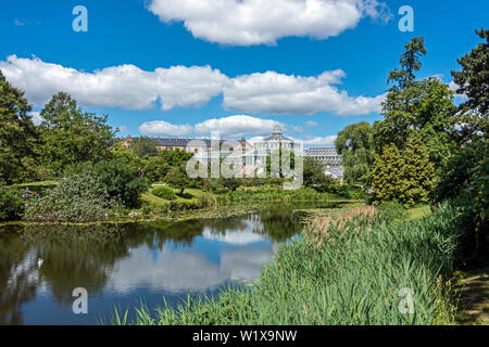 Le Jardin botanique de Copenhague (Botanisk ont) avec le palm house (Palmehuset) et lac en Danemark Copenhague Voldgade Øster Banque D'Images