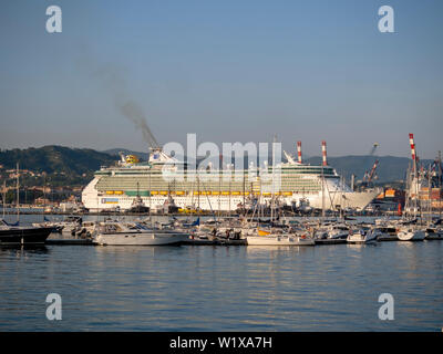 LA SPEZIA, ITALIE - 21 juin 2019 : Belle soirée, un navire de croisière quitte le port pour sa prochaine destination. Indépendance de la mer, Royal Caribbean. Banque D'Images