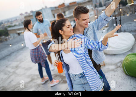 Heureux joli couple having fun in time at party Banque D'Images