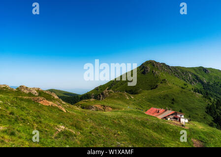 Paysage idyllique de la vieille montagne, Balkan Central Parc national en Bulgarie. Refuge Eho entouré de pâturages de montagne verte fraîche avec des fleurs Banque D'Images