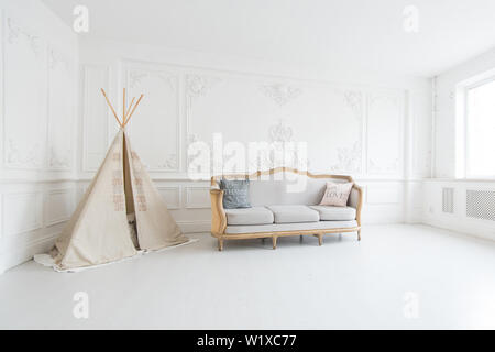 Luxe moderne chambre enfant intérieur avec double et tente de jouer. Banque D'Images