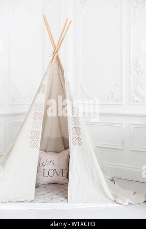 Cosy lumineux intérieur de la chambre d'enfants avec un wigwam. Banque D'Images