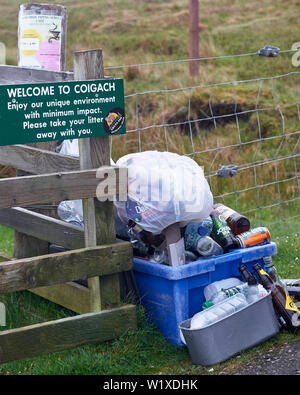 Signer et tas de déchets. Bienvenue à Coigach. Profitez de notre environnement uninque avec le minimum d'impact.Veuillez prendre votre portée à la maison avec vous. Achnahaird B Banque D'Images