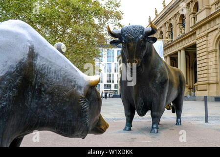 22.10.2018, Frankfurt am Main, Hesse, Allemagne - Bear und Bull on the Boersenplatz en face de l'Boerse à Frankfurt am Main, deux sculptures en bronze b Banque D'Images