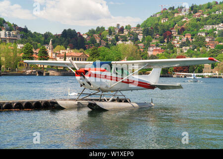 Hydravion rouge ou en hydravion amarré sur le lac de Como. Banque D'Images