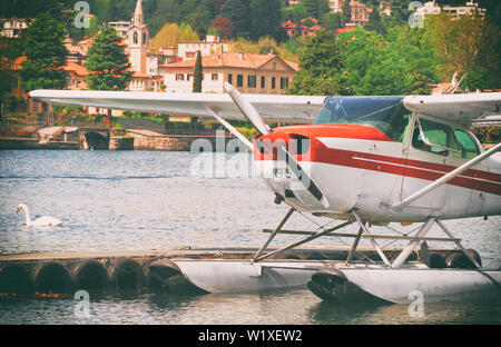 Hydravion rouge ou en hydravion amarré sur le lac de Como. Banque D'Images