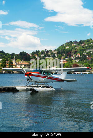 Hydravion rouge ou en hydravion amarré sur le lac de Como. Banque D'Images