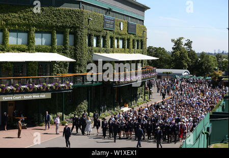 Wimbledon, Londres, Royaume-Uni. 4 juillet 2019. Tennis de Wimbledon, Londres, Royaume-Uni. Foule entrant Wimbledon en Jour 4, Grande-Bretagne, 2019 Allstar Crédit : photo library/Alamy Live News Crédit : Allstar Photo Library/Alamy Live News Crédit : Allstar Photo Library/Alamy Live News Banque D'Images