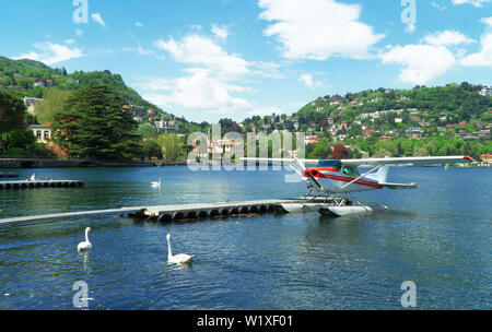 Hydravion rouge ou en hydravion amarré sur le lac de Como. Banque D'Images