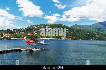 Hydravion rouge ou en hydravion amarré sur le lac de Como. Banque D'Images