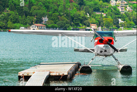 Hydravion rouge ou en hydravion amarré sur le lac de Como. Banque D'Images