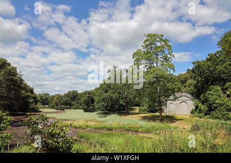 Le Bath House dans Anthony Woodlands, Torpoint Cornouailles. Jardins paysagers sur la rive de la rivière Lynher Banque D'Images