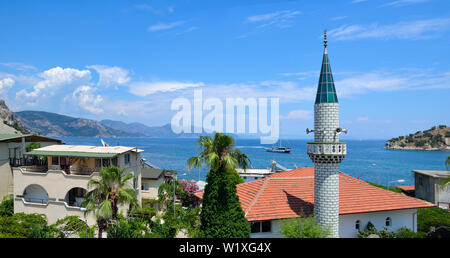 Paysage de mer avec minaret mosquée de Turunc, Turunch Marmaris Mugla Banque D'Images