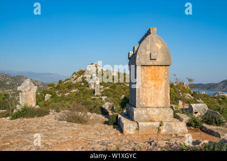 Tombeaux lyciens à Kalekoy ou Simena, allongé sur une route de trekking lycie à la côte méditerranéenne de la Turquie Banque D'Images