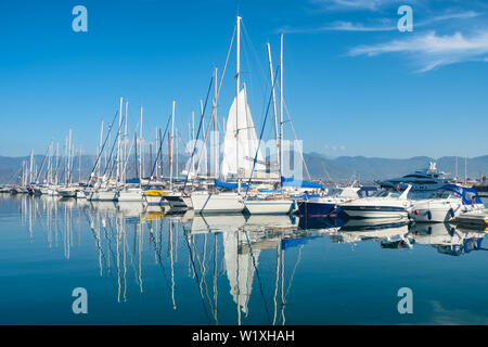 Vue rapprochée de la marina des yachts modernes Banque D'Images