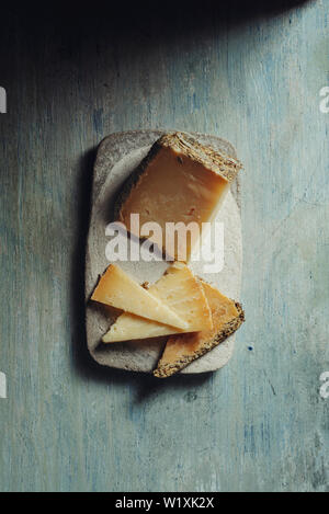 Fromage semi-cured Villarejo 'Rosemary', fait avec du lait de brebis cru et séché dans le lard ibérique et Romero. médailles d'or aux World Cheese Awards et th Banque D'Images