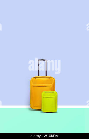 Ensemble de valises debout à côté du mur de couleur bleu pastel. Concept de Tourisme et voyages Banque D'Images