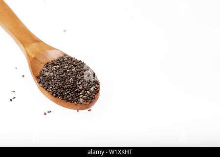 Chia graines dans un bocal en verre sur fond blanc Banque D'Images