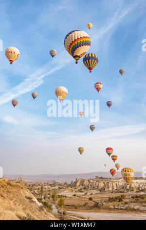 Hot Air Balloon flying over célèbres formations rocheuses paysage de Cappadoce, Turquie Banque D'Images