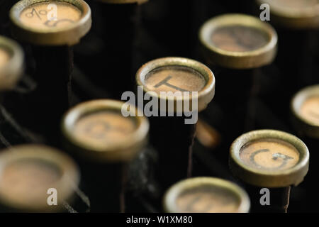 Une macro image d'une machine à écrire vintage clavier touche ronde. DOF est très peu profond et la touche T est mise au point nette à près de centre de l'image. Banque D'Images