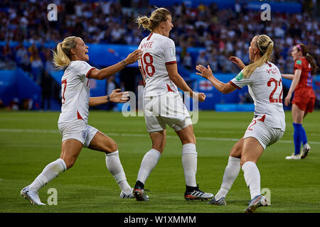 LYON, FRANCE - 02 juillet : Rachel Daly de l'Angleterre (L), Ellen White de l'Angleterre (R) et Beth Mead d'Angleterre célébrer un but au cours de la 2019 Coupe du Monde féminine de la fifa France match de demi-finale entre l'Angleterre et USA au Stade de Lyon le 2 juillet 2019 à Lyon, France. (Photo de David Aliaga/MO Media) Banque D'Images