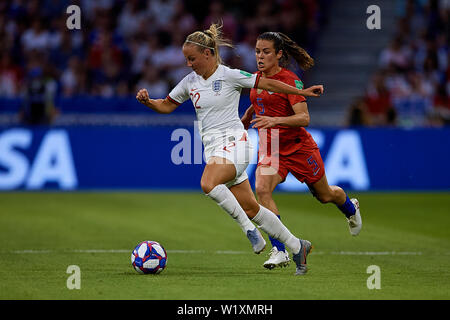 LYON, FRANCE - 02 juillet : Kelley O'Hara de l'USA (R) et Beth Mead de l'Angleterre est en compétition pour le ballon pendant le 2019 Coupe du Monde féminine de la fifa France match de demi-finale entre l'Angleterre et USA au Stade de Lyon le 2 juillet 2019 à Lyon, France. (Photo de David Aliaga/MO Media) Banque D'Images