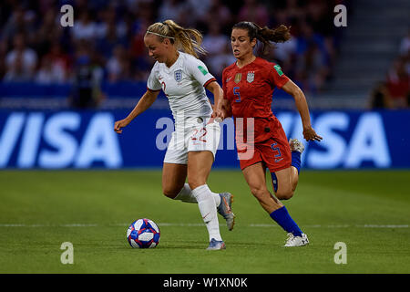 LYON, FRANCE - 02 juillet : Kelley O'Hara de l'USA (R) et Beth Mead de l'Angleterre est en compétition pour le ballon pendant le 2019 Coupe du Monde féminine de la fifa France match de demi-finale entre l'Angleterre et USA au Stade de Lyon le 2 juillet 2019 à Lyon, France. (Photo de David Aliaga/MO Media) Banque D'Images