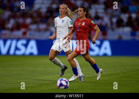 LYON, FRANCE - 02 juillet : Kelley O'Hara de l'USA (R) et Beth Mead de l'Angleterre est en compétition pour le ballon pendant le 2019 Coupe du Monde féminine de la fifa France match de demi-finale entre l'Angleterre et USA au Stade de Lyon le 2 juillet 2019 à Lyon, France. (Photo de David Aliaga/MO Media) Banque D'Images