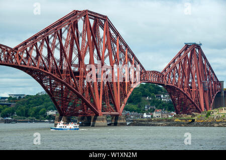 Inchcolm Island Ferry Maid de la de l'avant en passant sous le pont Forth Rail en direction de Haws Pier à South Queensferry, Ecosse, Royaume-Uni Banque D'Images