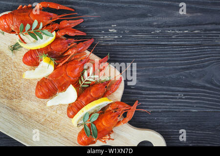 Close-up de langoustes bouillies avec du citron et vert Banque D'Images